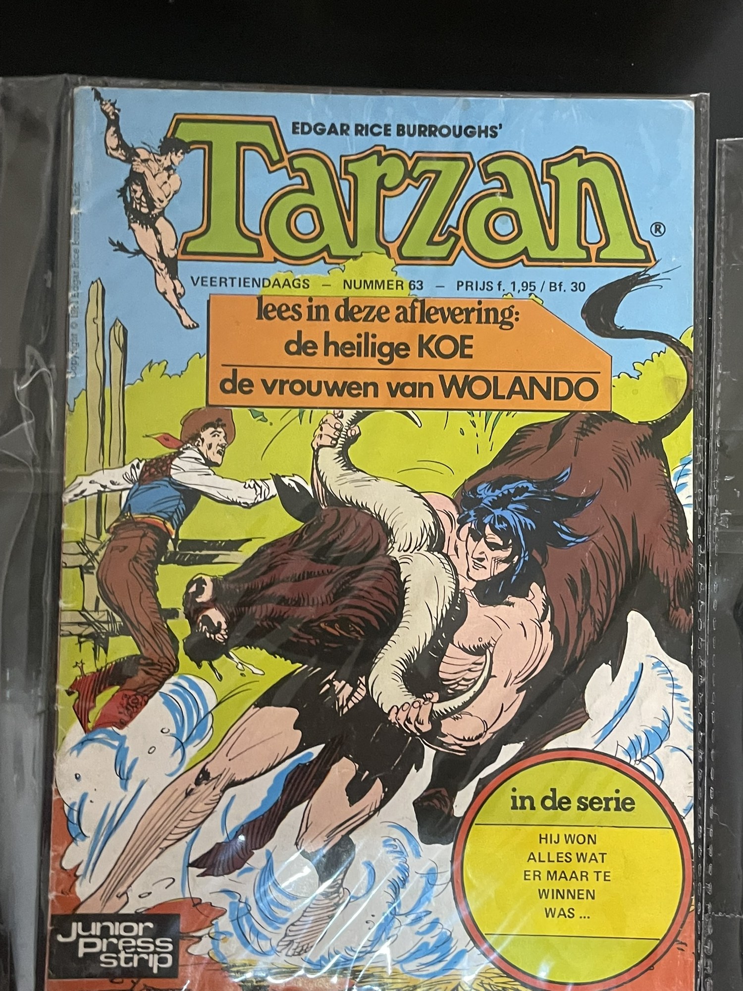 Cover van De heilige koe + De vrouwen van WOLANDO
