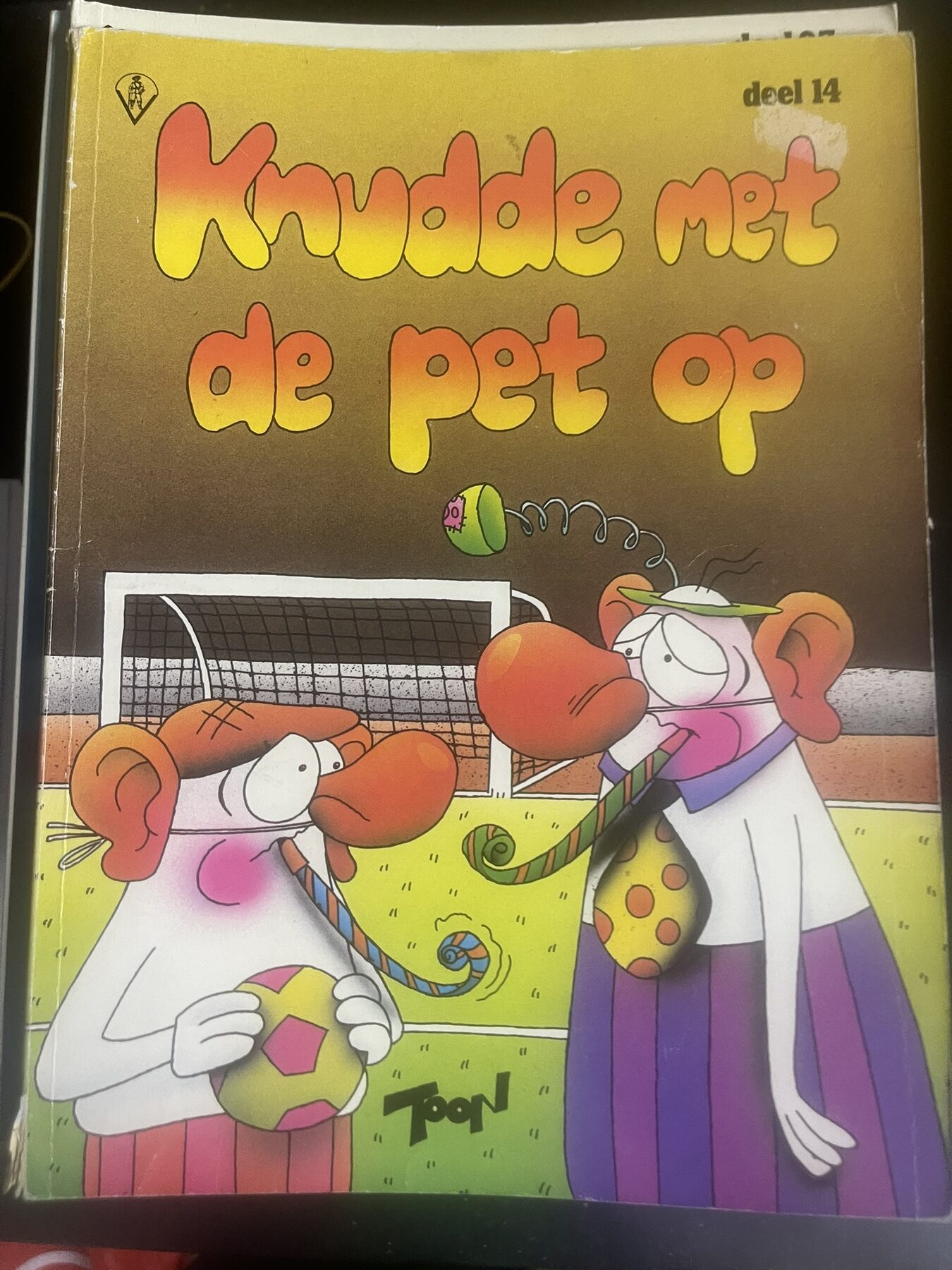 Knudde 14 – Knudde met de pet op