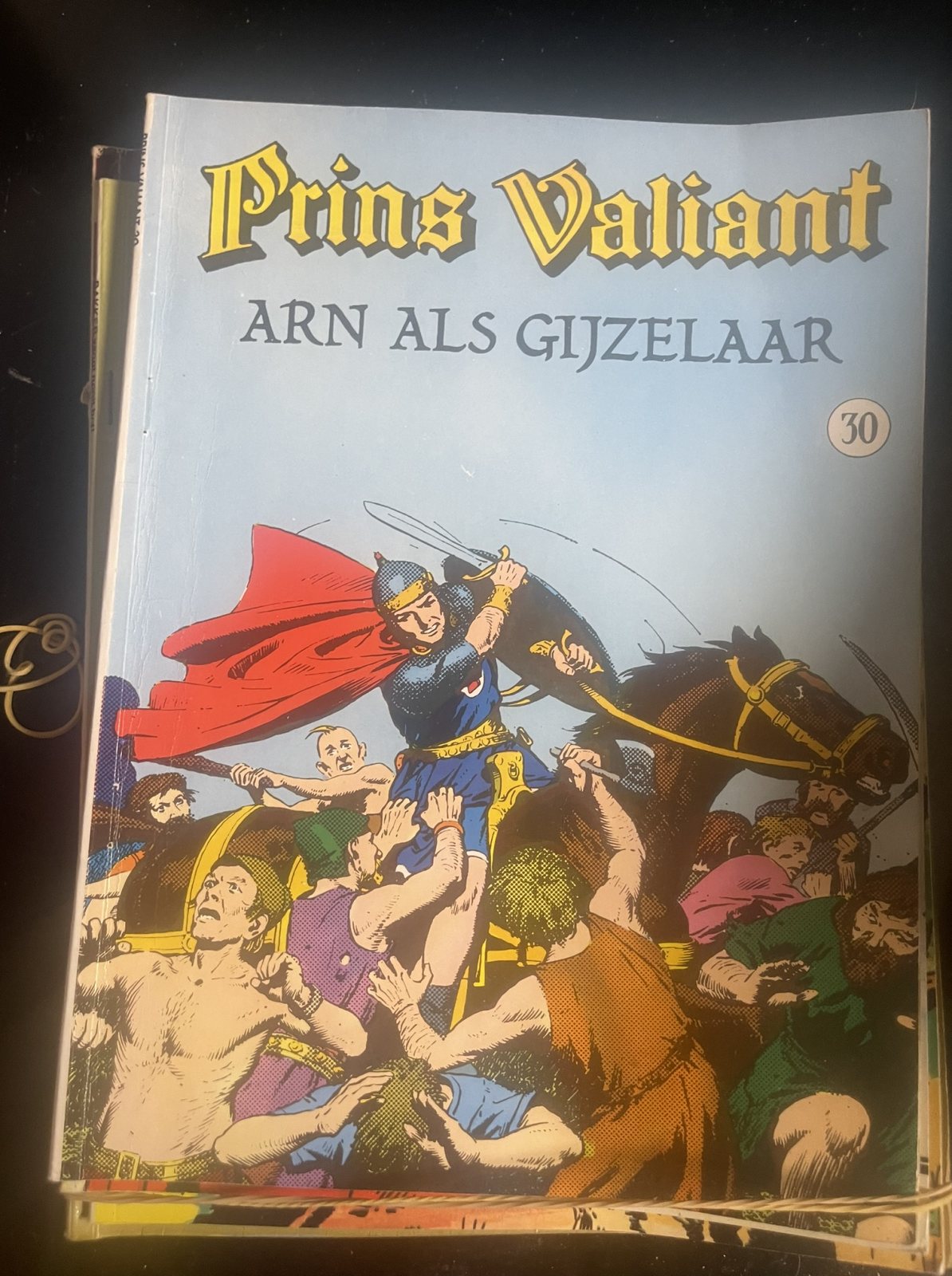 Prins Valiant 30 - Arn als gijzelaar