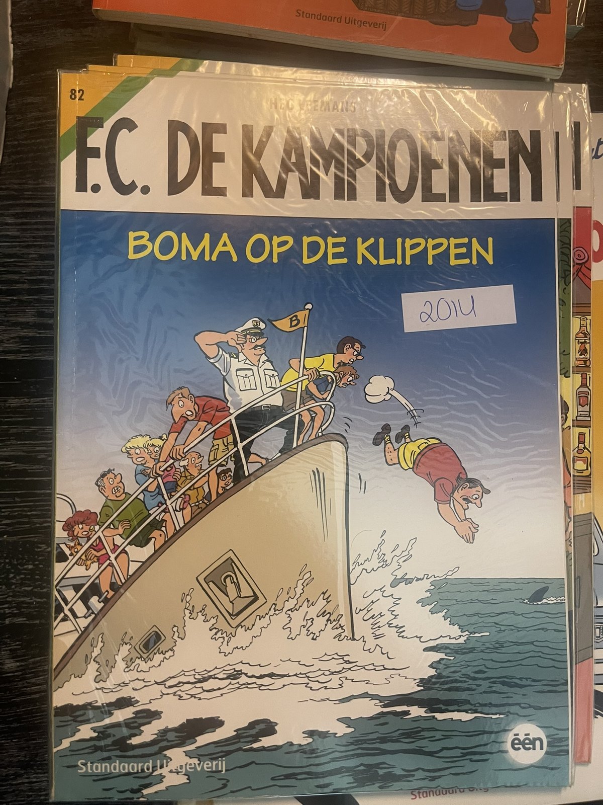 Cover van Boma op de klippen