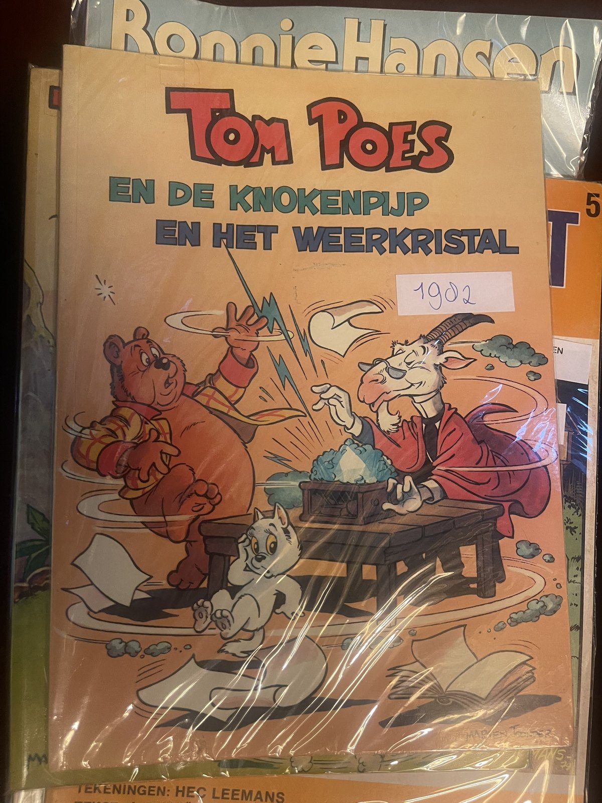 Cover van Tom Poes en de knokenpijp + Tom Poes en het weerkristal