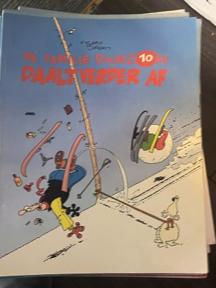 Cover van De familie Doorzon daalt verder af